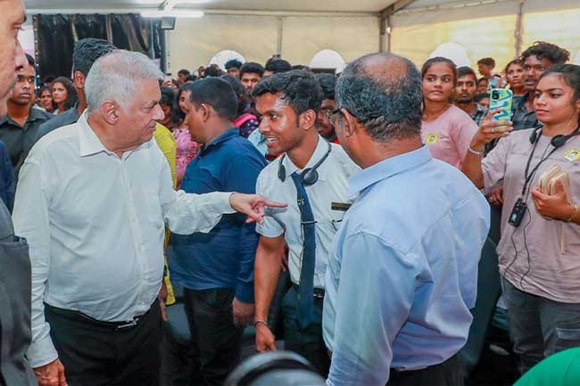 நாட்டை வங்குரோத்து நிலையிலிருந்து மீட்டு இளைஞர் யுவதிகளின்  பிரச்சினை தீர்க்கப்படுமென  ரணில்  உறுதியளித்தார்.